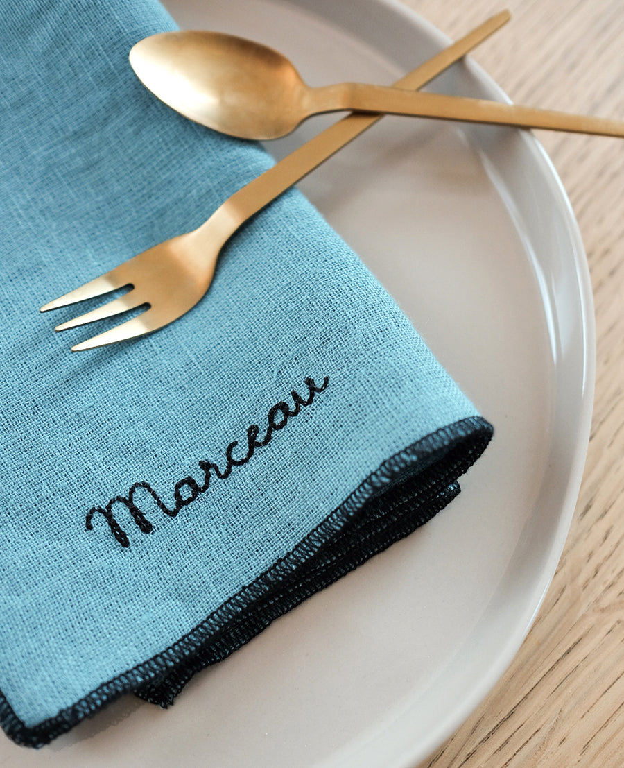 Serviette de table en lin bleu brodée - Personnalisable